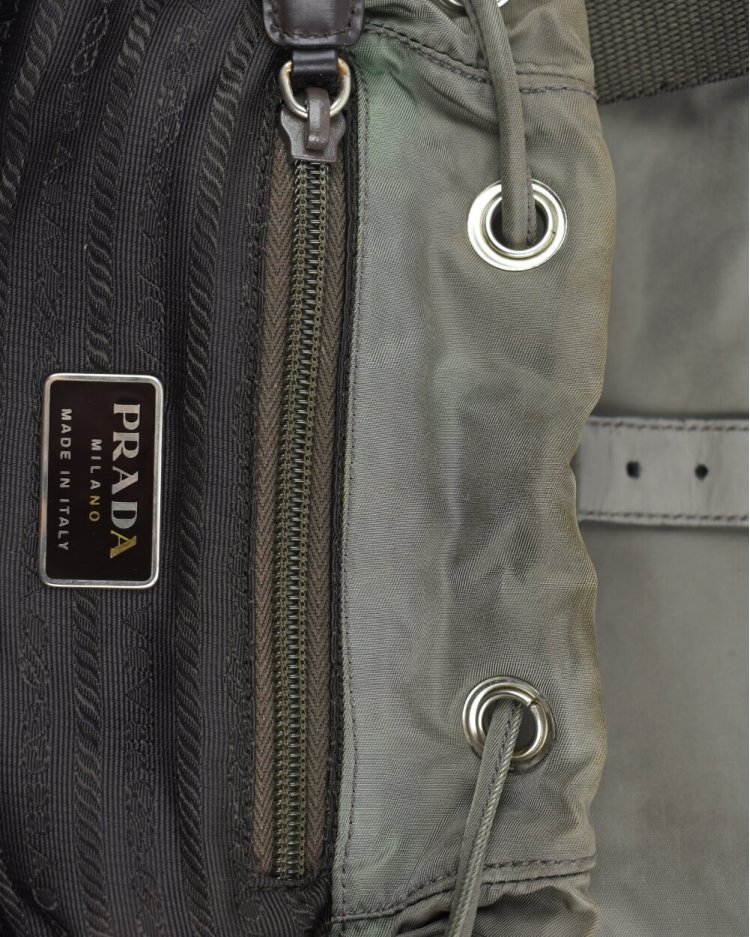 Mochila Prada original Vela Rucksack nylon verde oliva feminina